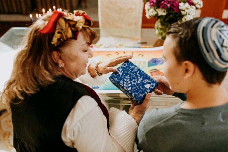 טיפים לבחירת מתנה מושלמת לבר מצווה - מדריך הורים